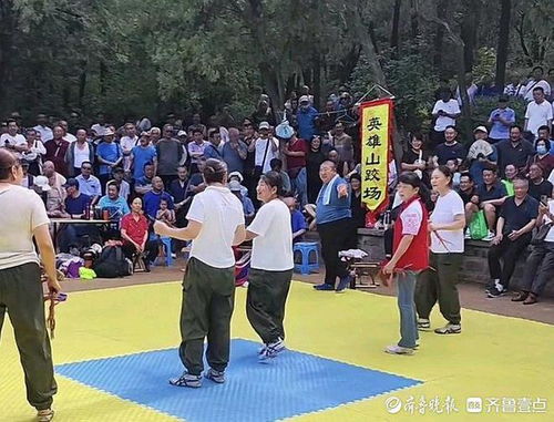 西班牙游客在济南民间跤场“切磋”